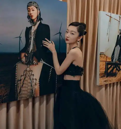 组图周冬雨穿紧身运动服打网球肩颈线优越皮肤白到发光