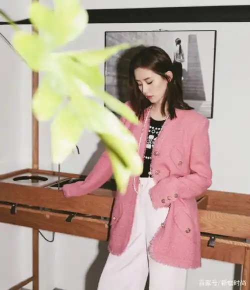 32岁毛晓彤真会穿,粉色毛绒大衣配麻花辫,少女感挡都挡不住