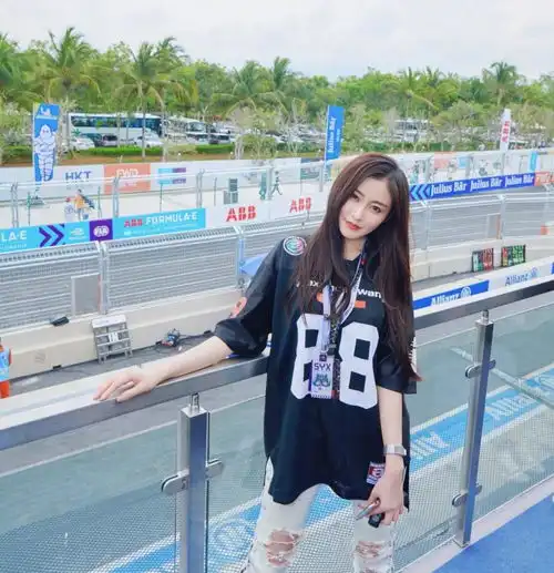 张天爱一身皮衣配皮裙秀细腰,御姐范十足,不愧是腰精