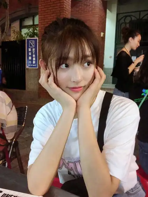 林允晒素颜游泳照,一双腿白皙显长,她的眉毛消失少了半截