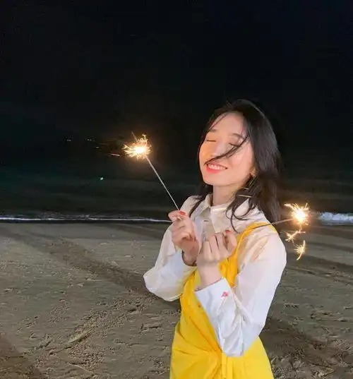 孟美岐造型真拉风穿黑色连衣裙搭马丁靴,浓烈妆容凸显气场