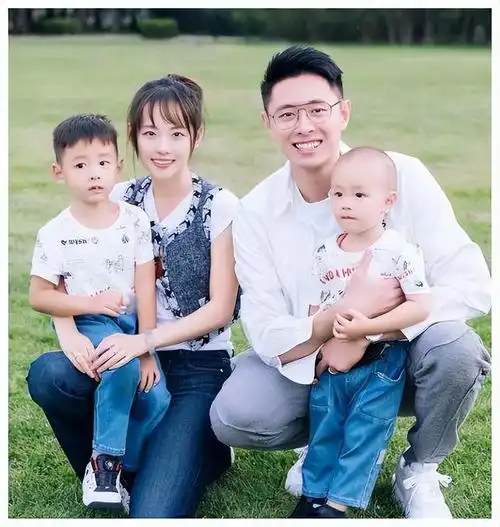 奚梦瑶晒一家三口度假照,与何猷君越来越有夫妻相,网友在线催婚