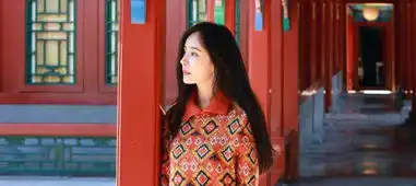 33岁杨幂好少女穿橙色复古毛衣精致时髦,搭黑色超短裤实力撩人
