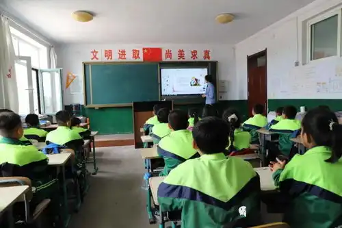 团县委i携手县检察院开展关爱儿童从小学法活动