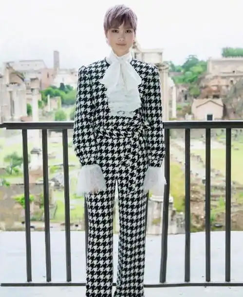 李宇春为了找回女人味,竟穿条粉色开v裙,看完真想说太违和了