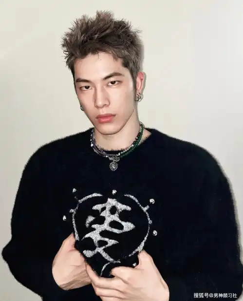 安静而有力,会穿黑色系的男人,才是真正的有品位的
