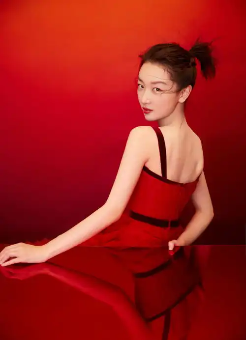 组图周冬雨红裙登春晚青春献唱银白色卧蚕闪闪发光似美猴王