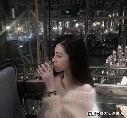 搞笑gif美女,这么小的自行车,承受不住你一个大人的重量