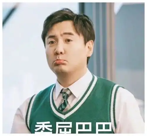 杨超越太有梗拍写真时成古风红衣侠女,转身就带沈腾手机壳上班