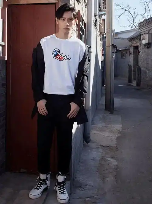 小白鞋早就过时了,潮男魏晨迷上槟榔鞋,和黑色牛仔裤超搭