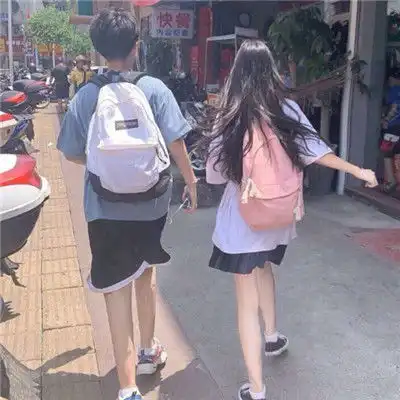 情头像情侣一左一右,主要是半身的背影的