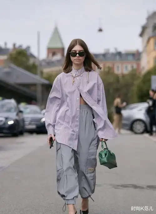 春季衬衫正流行,条纹款衬衫清爽时尚,搭配裙子裤子都好看