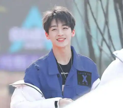 何洛洛清新的气质和治愈系笑容,阳光元气的少年就应该这样穿