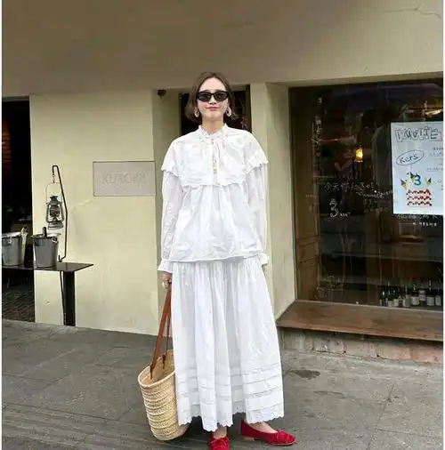 白衬衫搭配不同款式半裙,简约中透露出优雅气质