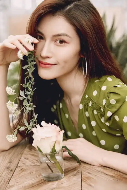 何穗最新画报更新,玩转绿色系穿搭,清纯可人少女感爆棚