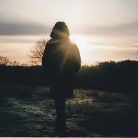 跪求男生站在墙边墙上投射出自己影子的头像