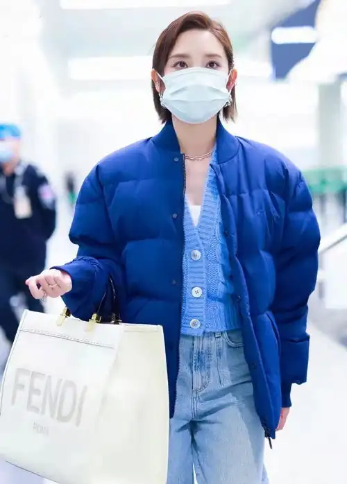 唐艺昕穿克莱因蓝羽绒服配蓝色系针织衫与牛仔裤,层次感十足