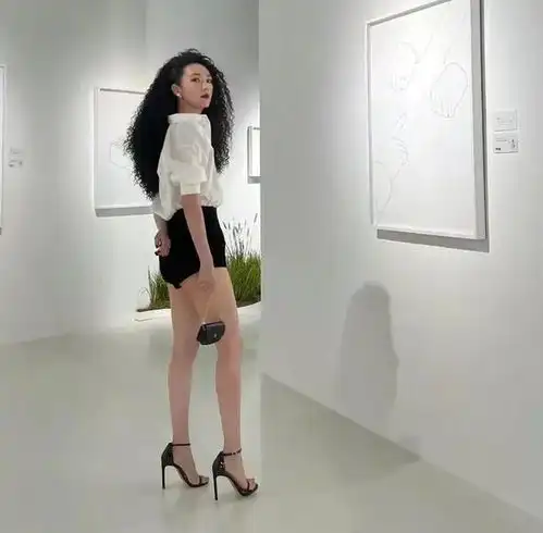 童瑶换了羊毛卷像换了张脸穿白衬衫超短裤,新潮洋气不输女团