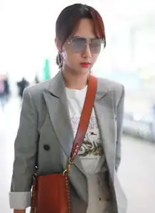 邻家女孩也能这么霸气杨紫穿西装总裁气场,居然不显老