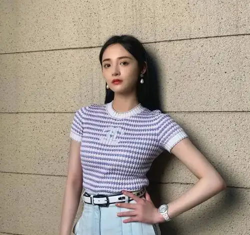 周洁琼私服穿搭集合,身穿碎花衬衫头系绿丝带,甜美可爱尽显少女