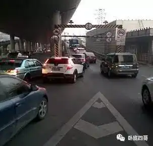 大连司机,春柳这个地方专门抓拍乱并道罚200,扣3分