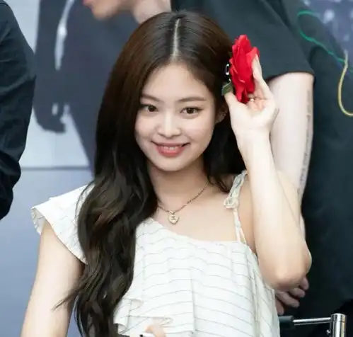 猫系长相的女生,脸上多半有这4个特征,俏皮减龄又撩人