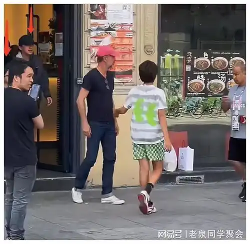 偶遇孙俪一家四口现身巴黎吃火锅,网友直呼基因太强大