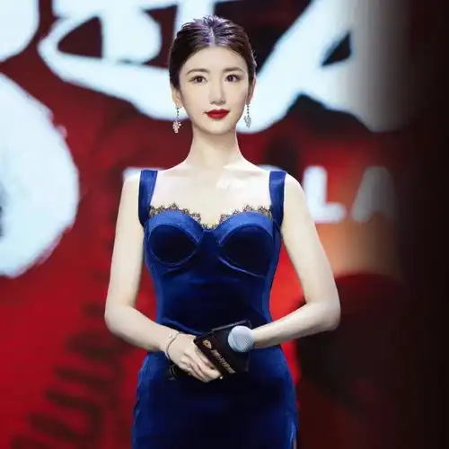 时尚icon都爱克莱因蓝,谁能抵挡它的魅力