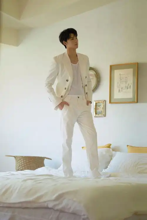 黄俊捷白色西装写真显文艺复古气质