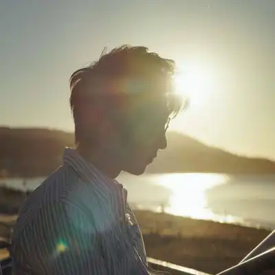 2019男生微信头像伤感忧郁的心里有故事的男人