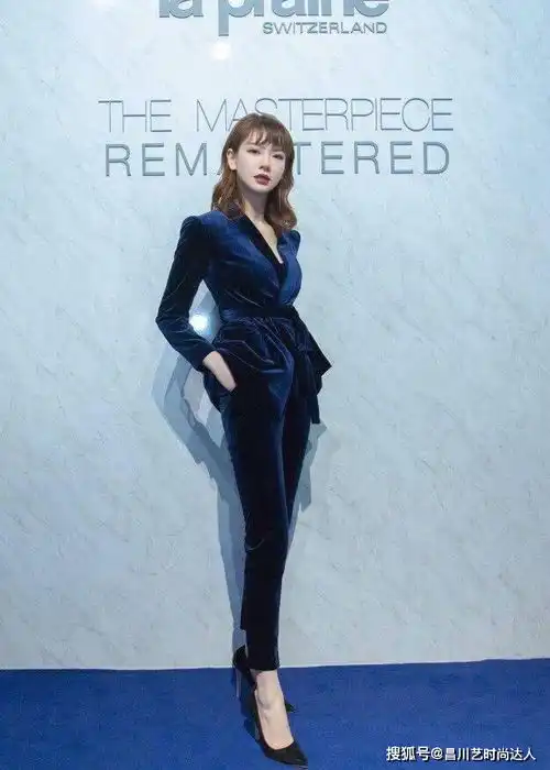 戚薇换新发型犹如整容,空气刘海搭配蓝色丝绒西装复古典雅,够帅