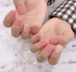 据说这些复古色的美甲今夏会很火