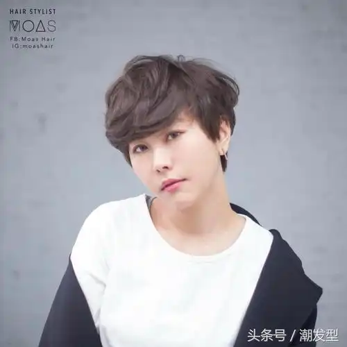 慵懒的卷度配上低层次短发,这样的睡不醒头自然时尚短发