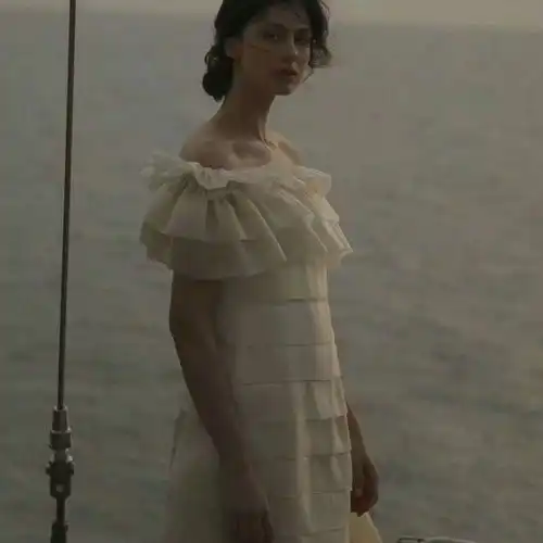 欧美风女头像高冷,一个人在海边是孤独的