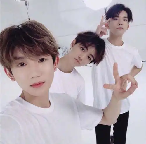 有种整容叫王源,小时候软萌成糯米团子,如今帅气十足成男神