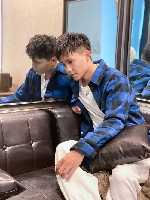 演员陈慧康蓝色系穿搭,气质不输一线明星,慵懒中透着帅气