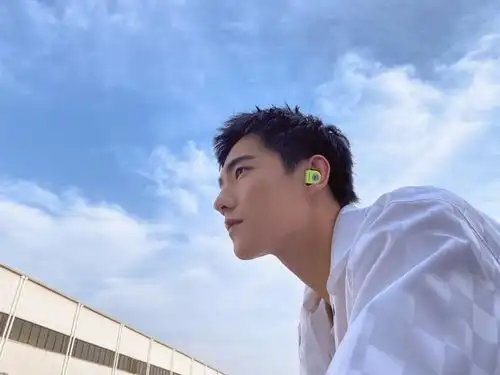 杨洋工作室发布最新动态,白衬衫搭配短发,造型清爽活力十足
