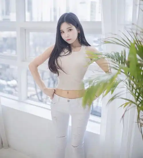 肤色偏黄的女生一定要试试,这些颜色的衣服显白又好看