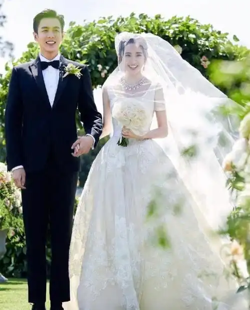 从伴手礼到大婚,唐艺昕四套婚纱一套比一套有寓意,图六这款亮了