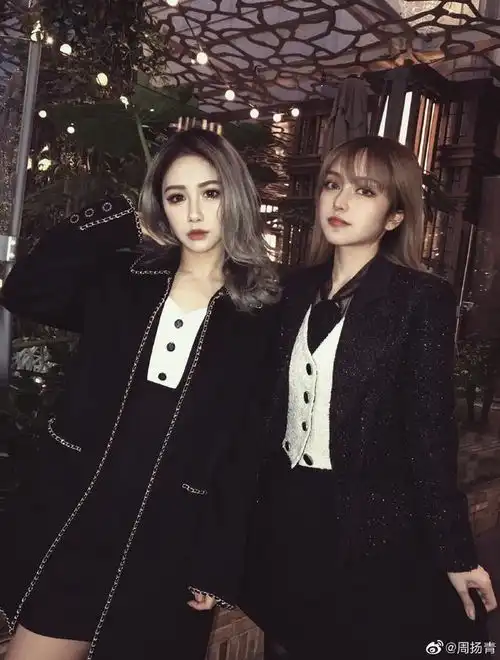 周扬青晒与闺蜜合照