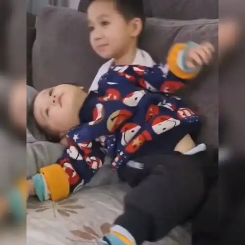 有哥哥的好处是什么这对兄妹的和谐画面完美阐释,网友太暖了