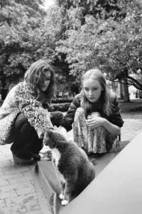 我的闺蜜我们两个就像黑白色不同却不可与对方分离