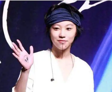 王菲女儿窦靖童近照曝光,留寸头染黄发像假小子,下巴纹身抢镜