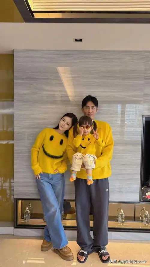 杜淳妻子晒一家三口合照,穿亲子装幸福温馨,3岁女儿俏皮可爱