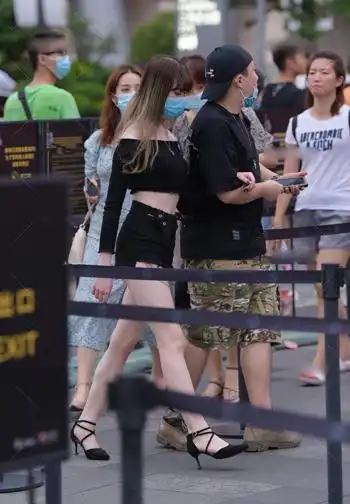 黑色系时尚元素,往往能营造高级感