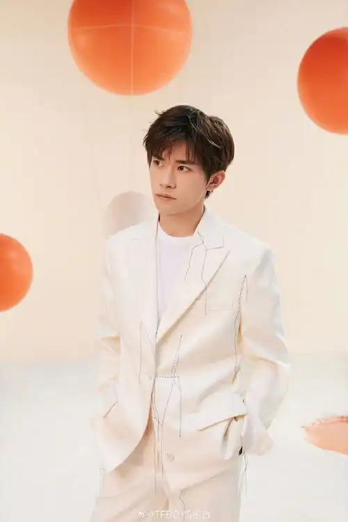 组图tfboys十周年演唱会倒计时官博发布三人橙色系写真大片