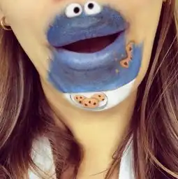 人才英化妆师在嘴边巧画趣味卡通人物