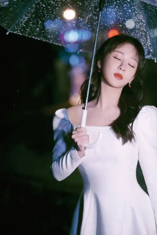 杨紫出山就放大招穿白裙雨中撑伞变绝美女神,却没有倪妮惊艳