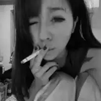女生头像霸气黑白吸烟女生黑色系霸气高冷抽烟头像