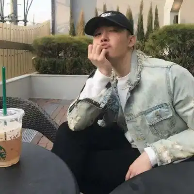 戴暖帽子男生头像